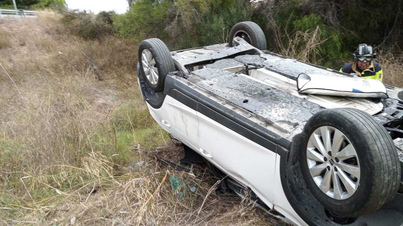Trasladan al hospital a una mujer de 26 años tras despeñarse por un terraplén en la AP-7 a su paso por San Javier (Región de Murcia)
