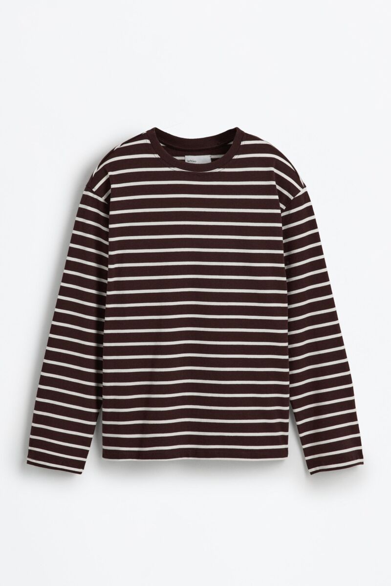 Camiseta de rayas en chocolate.