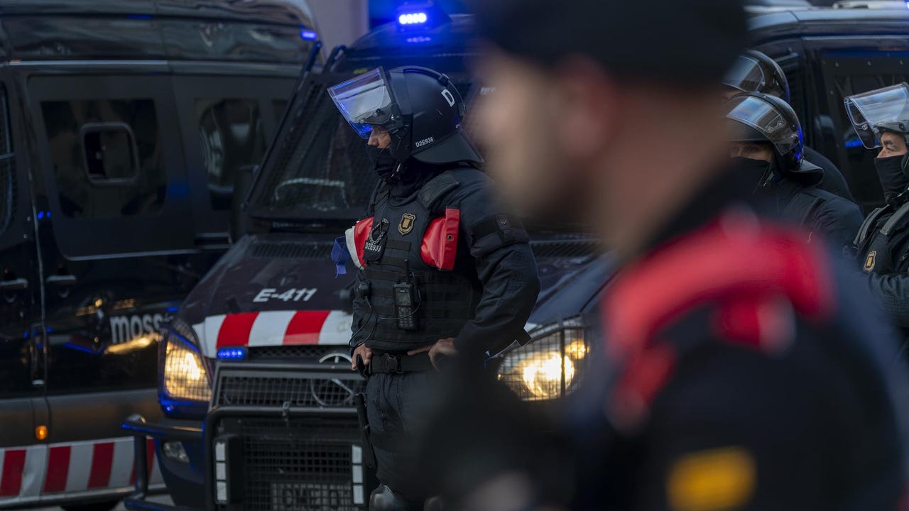 Los Mossos investigan la muerte de un joven apuñalado en un barrio de Barcelona