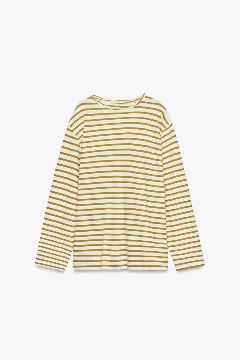 Camiseta de rayas en ocre.