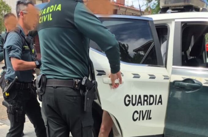 Agentes de la Guardia Civil durante una detención