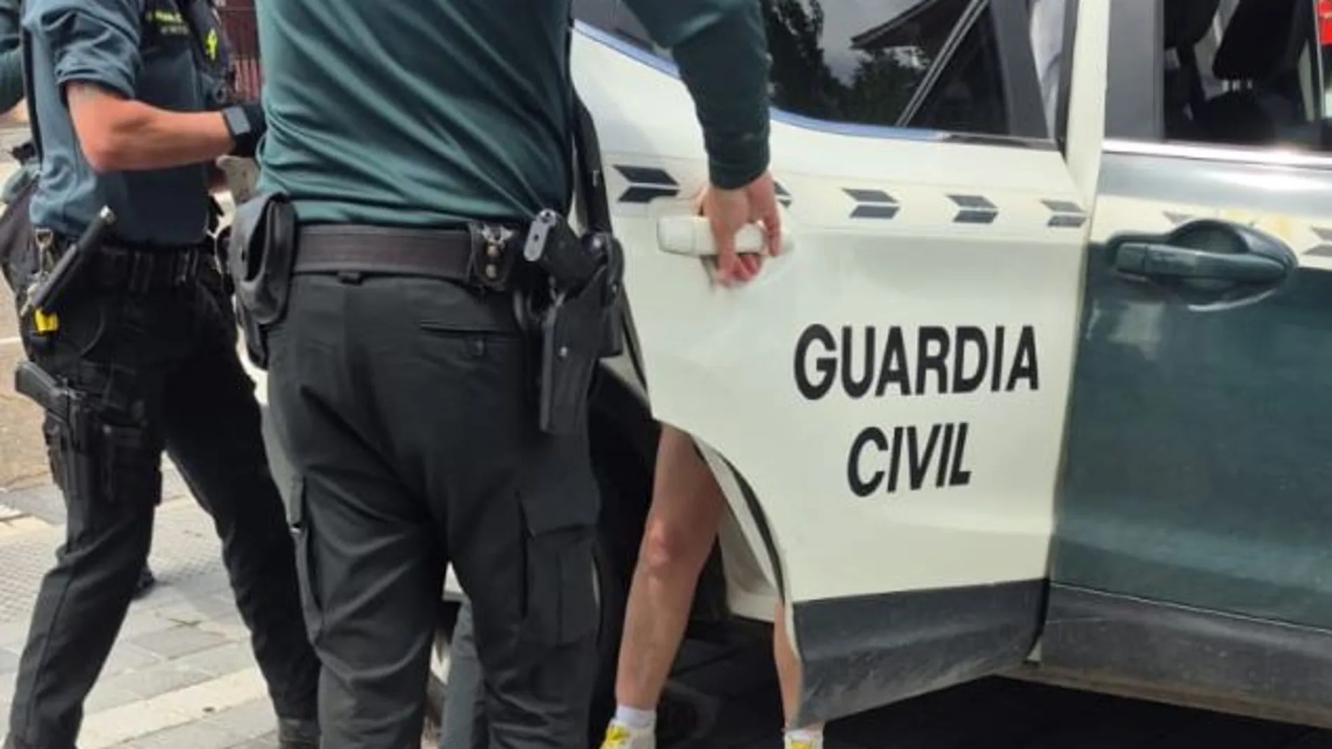 Agentes de la Guardia Civil durante una detención