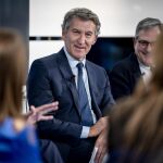 Feijóo rechaza regular el papel de la pareja de presidente y promete una Oficina de Conflicto de Intereses independiente