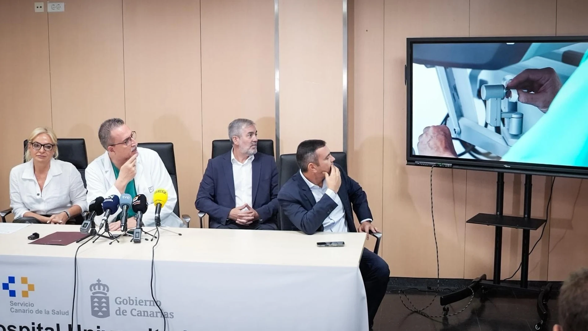 El presidente de Canarias, Fernando Clavijo, en la rueda de prensa del Hospital José Molina Orosa de Arrecife (Lanzarote) REMITIDA / HANDOUT por GOBIERNO DE CANARIAS Fotografía remitida a medios de comunicación exclusivamente para ilustrar la noticia a la que hace referencia la imagen, y citando la procedencia de la imagen en la firma 01/10/2025
