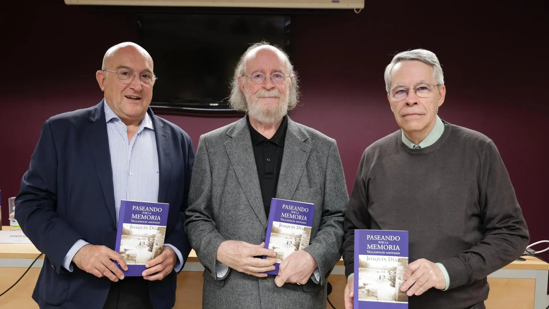 Joaquín Díaz presenta su último libro junto al alcalde de Valladolid, Jesús Julio Carnero; y Jesús Urra