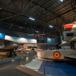 El hangar de los grandes vuelos, con la réplica del Plus Ultra y el Jesús del Gran Poder original, ambos historia viva de la aviación en España