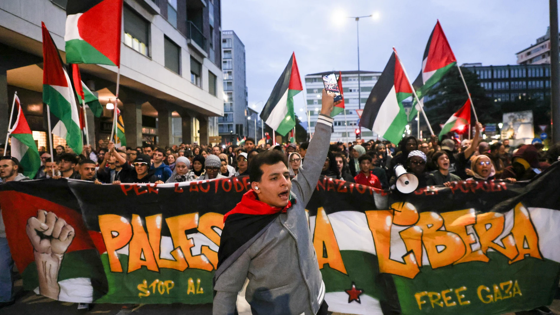 Brescia (Italy), 02/10/2025.- Protesters march with Palestinian flags during a demonstration for Gaza following the Israeli army's seizure of Global Sumud Flotilla (GSF) vessels, in Brescia, Italy, 02 October 2025. The Global Sumud Flotilla, an international maritime initiative that began sailing in August 2025 en route to the Gaza Strip, aimed to break Israel's blockade and deliver humanitarian aid to Gaza. On 02 October, Israeli navy forces intercepted several vessels in the flotilla and ar...