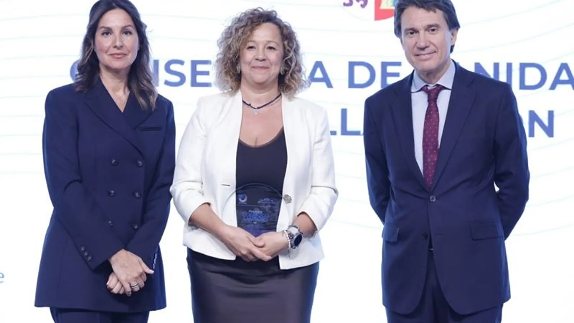Premio en Salud Mental a la Consejería de Sanidad de Castilla y León. Recoge el galardón Silvia Fernández, directora general de asistencia sanitaria y Humanización