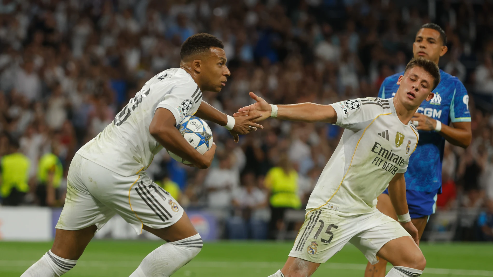 Mbappé y Arda Güler en el partido ante el Marsella