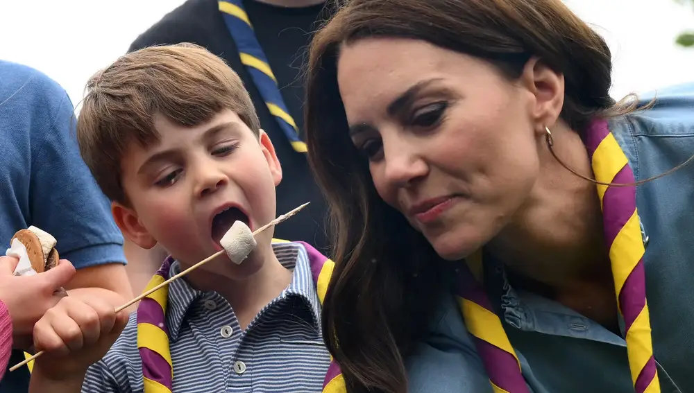 Kate Middleton junto a su hijo, el príncipe Louis, en una imagen de archivo