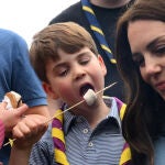 Kate Middleton junto a su hijo, el príncipe Louis, en una imagen de archivo