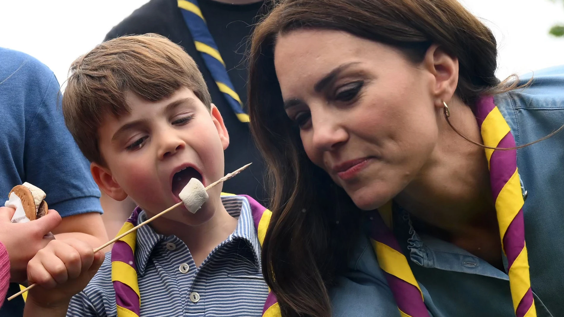 Kate Middleton junto a su hijo, el príncipe Louis, en una imagen de archivo
