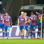 El Crystal Palace celebra el gol de Daniel Muñoz ante el Dynamo Kyiv por Conference League