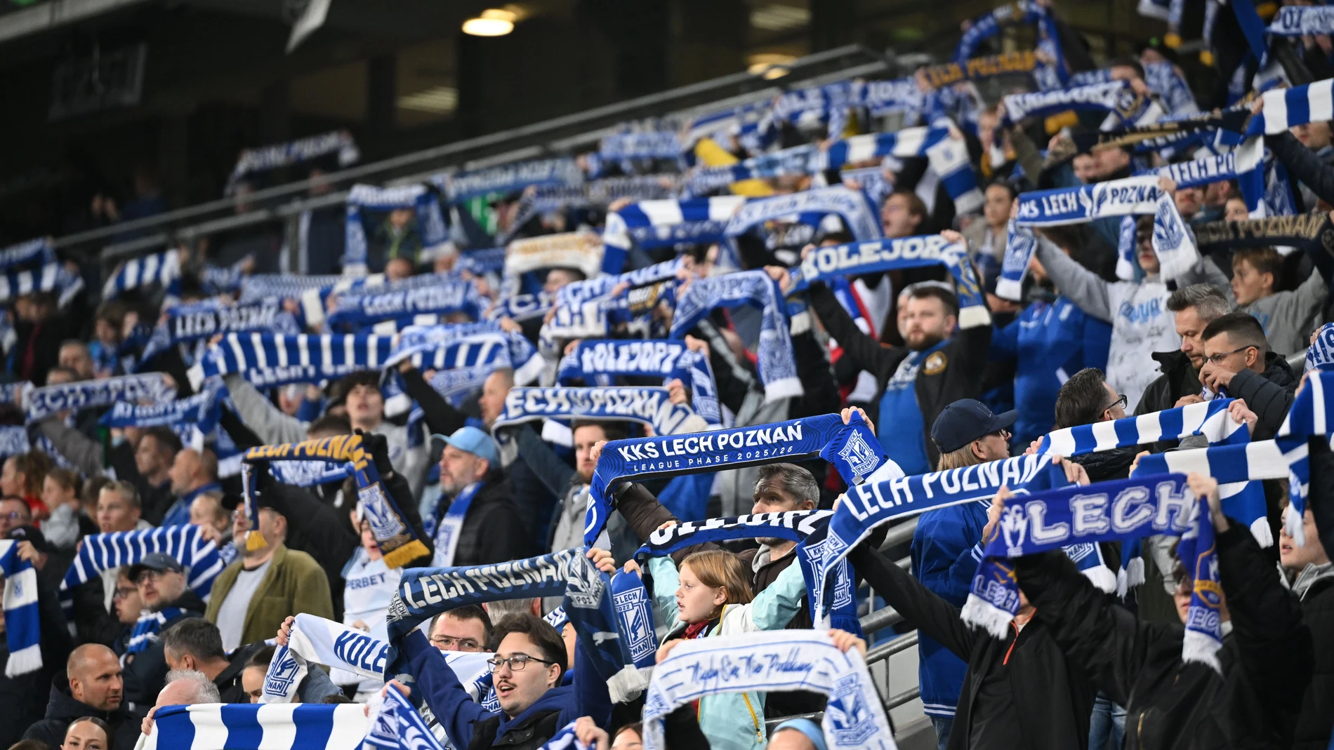 Poznan (Poland), 02/10/2025.- Lech's supporters cheer before the UEFA Conference League league phase soccer match between Lech Poznan and Rapid Vienna in Poznan, Poland, 02 October 2025. (Polonia, Viena) EFE/EPA/Jakub Kaczmarczyk POLAND OUT