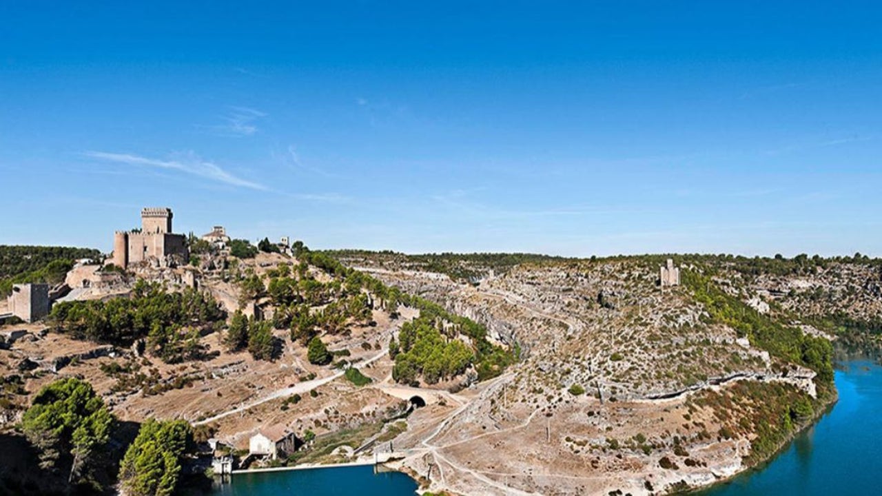 El precioso pueblo medieval de Castilla-La Mancha que parece de cuento y es ideal para una escapada otoñal