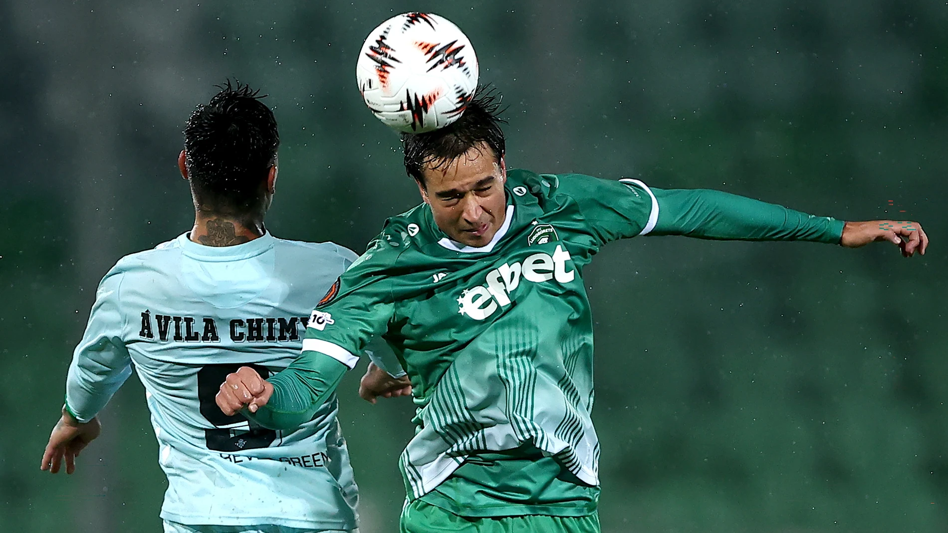 RAZGRAD (Bulgaria), 02/10/2025.- Petar Stanic (R) of Ludogorets in action against Chimy Avila of Betis during the UEFA Europa League league phase match between PFC Ludogorets Razgrad and Real Betis Balompie, in Razgrad, Bulgaria, 02 October 2025. EFE/EPA/BORISLAV TROSHEV