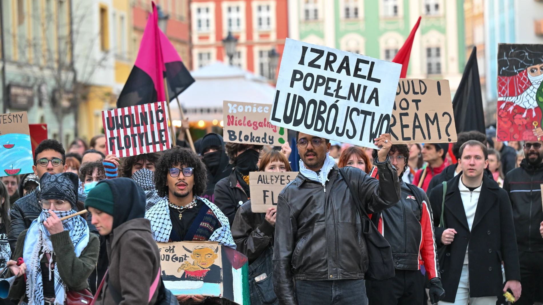 Wroclaw (Poland), 02/10/2025.- People demonstrate against the Israeli seizure of Global Sumud Flotilla (GSF) vessels at the Main Square in Wroclaw, Poland, 02 October 2025. The Global Sumud Flotilla, an international maritime initiative that began sailing in August 2025 en route to the Gaza Strip, aims to break the Israeli blockade and deliver humanitarian aid to Gaza. Representatives from over 40 countries are on board the vessels, including Poles such as Franciszek Sterczewski, a member of ...
