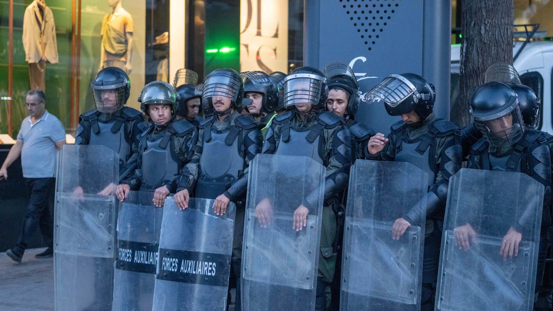 RABAT (Morocco), 02/10/2025.- Moroccan security forces stand guard during a youth-led protest for reforms in the healthcare and education sectors in Rabat, Morocco, 02 October 2025. (Protestas, Marruecos) EFE/EPA/JALAL MORCHIDI