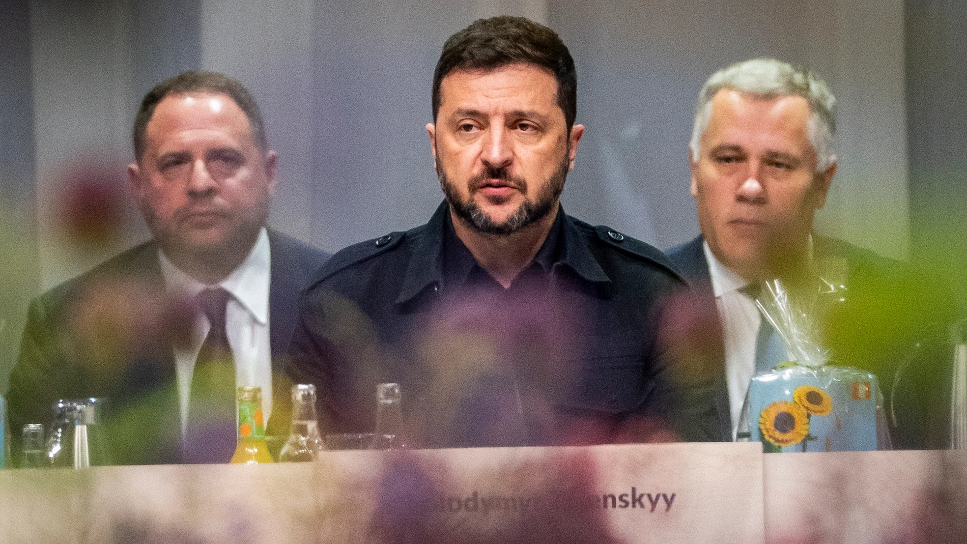 Copenhagen (Denmark), 02/10/2025.- Ukraine's President Volodymyr Zelensky (C) attends the 7th meeting of the European Political Community (EPC) in Copenhagen, Denmark, 02 October 2025. The summit, bringing together leaders from across the continent, will focus on defense and support for Ukraine, the security situation in Europe, including economic security and migration. (Dinamarca, Ucrania, Copenhague) EFE/EPA/IDA MARIE ODGAARD DENMARK OUT