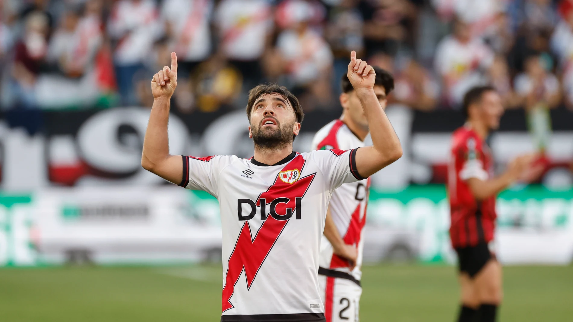 MADRID, 02/10/2025.- El centrocampista del Rayo Unai López celebra el primer gol de su equipo durante el partido de Liga Conferencia entre el Rayo Vallecano y el Shkendija, este jueves en el estadio de Vallecas. EFE/ Juanjo Martín