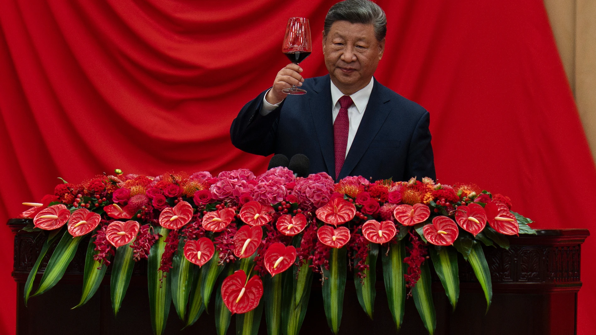 Chinese President Xi Jinping raises his glass to toasts after speaking at the National Day Reception at the Great Hall of the People on the eve of the 76th anniversary of the founding of the People's Republic of China in Beijing, Tuesday, Sept. 30, 2025. (AP Photo/Ng Han Guan)