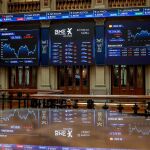 Economía/Bolsa.- El Ibex 35 frena su racha de máximos y cae un 0,27% para perder por la mínima los 15.500 puntos