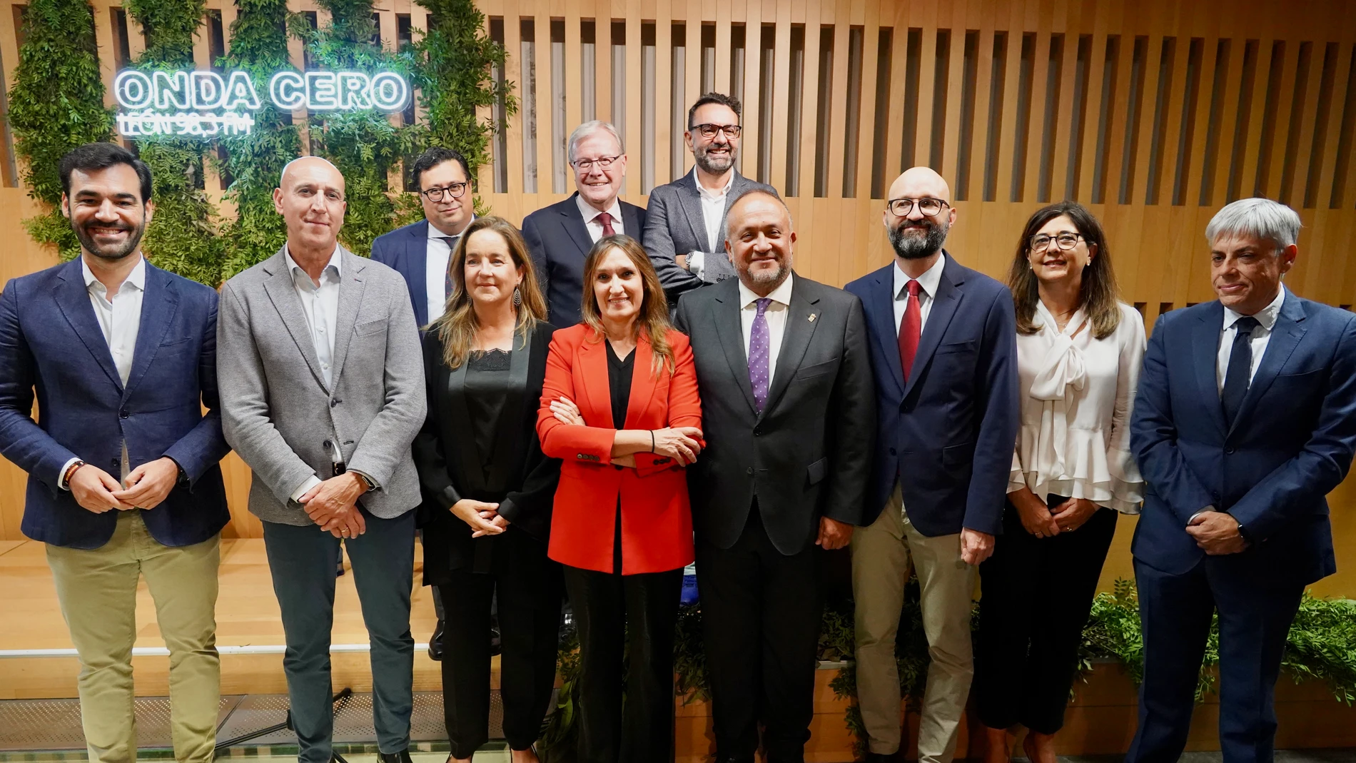 Gala de entrega del III Premio Mujer Leonesa 2025 de Onda Cero León a la consejera ejecutiva de la Cultural y Deportiva Leonesa, con la asistencia de la consejera de Educación, Rocío Lucas, del alcalde de León, José Antonio Diez, y de Antonio Silván, entre otras autoridades