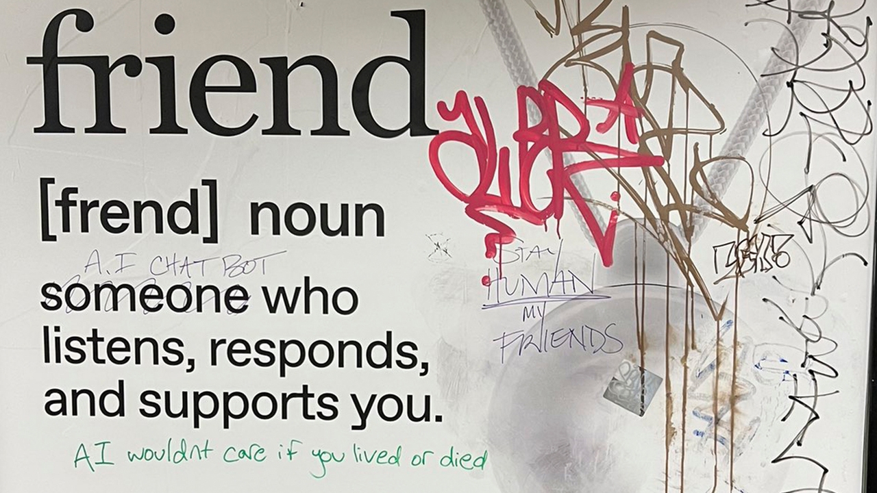"Deja de lucrarte con la soledad": la campaña publicitaria de un millón de dólares de una startup de IA es vandalizada en Nueva York