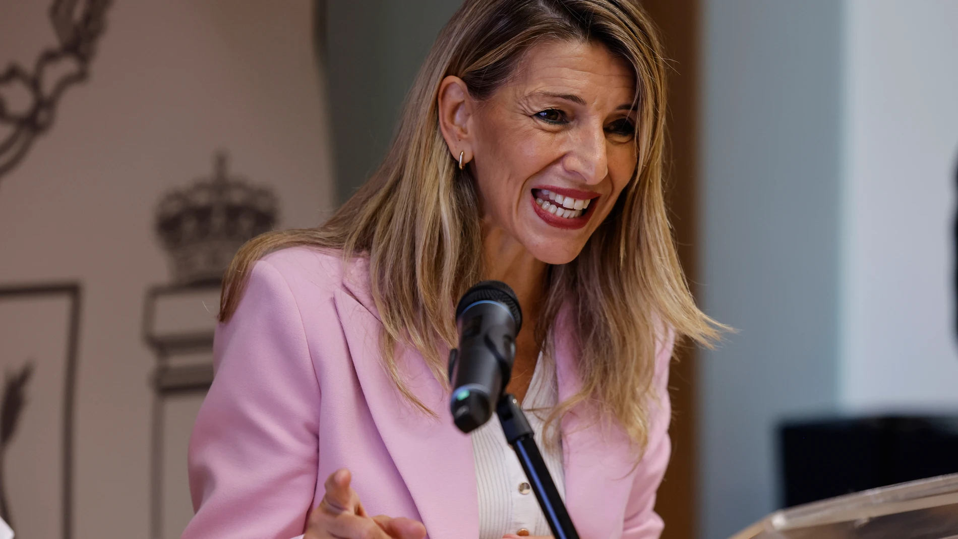 La vicepresidenta segunda del Gobierno y ministra de Trabajo y Economía Social, Yolanda Díaz, durante una rueda de prensa posterior a su reunión con los alcaldes y alcaldesas de los municipios afectados por la dana, en la Delegación del Gobierno, a 3 de octubre de 2025, en Valencia, Comunidad Valenciana (España). El objetivo de la reunión ha sido comprobar la evolución de las medidas laborales adoptadas y proponer nuevas acciones. 03 OCTUBRE 2025;YOLANDA DÍAZ;VALENCIA;ALCALDES;ALCALDESAS;MUN...