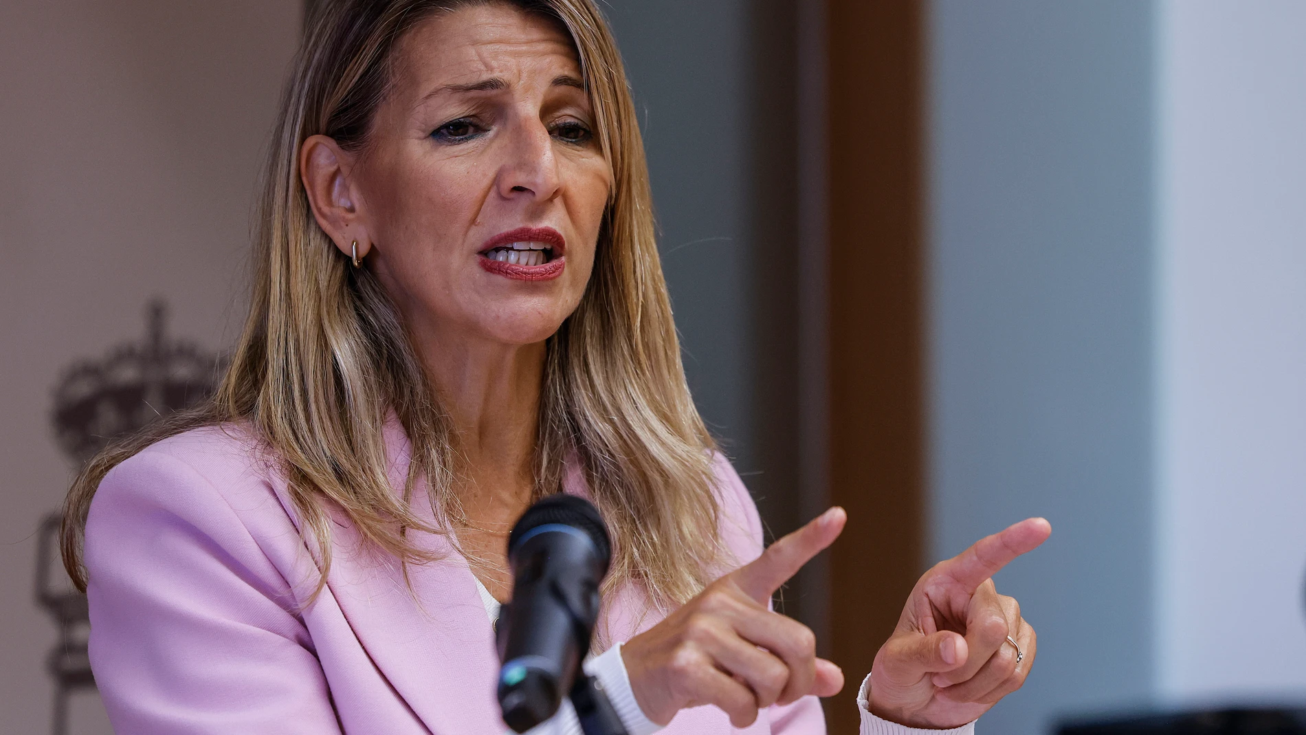 La vicepresidenta segunda del Gobierno y ministra de Trabajo y Economía Social, Yolanda Díaz, durante una rueda de prensa posterior a su reunión con los alcaldes y alcaldesas de los municipios afectados por la dana, en la Delegación del Gobierno, a 3 de octubre de 2025, en Valencia, Comunidad Valenciana (España). El objetivo de la reunión ha sido comprobar la evolución de las medidas laborales adoptadas y proponer nuevas acciones. 03 OCTUBRE 2025;YOLANDA DÍAZ;VALENCIA;ALCALDES;ALCALDESAS;MUN...