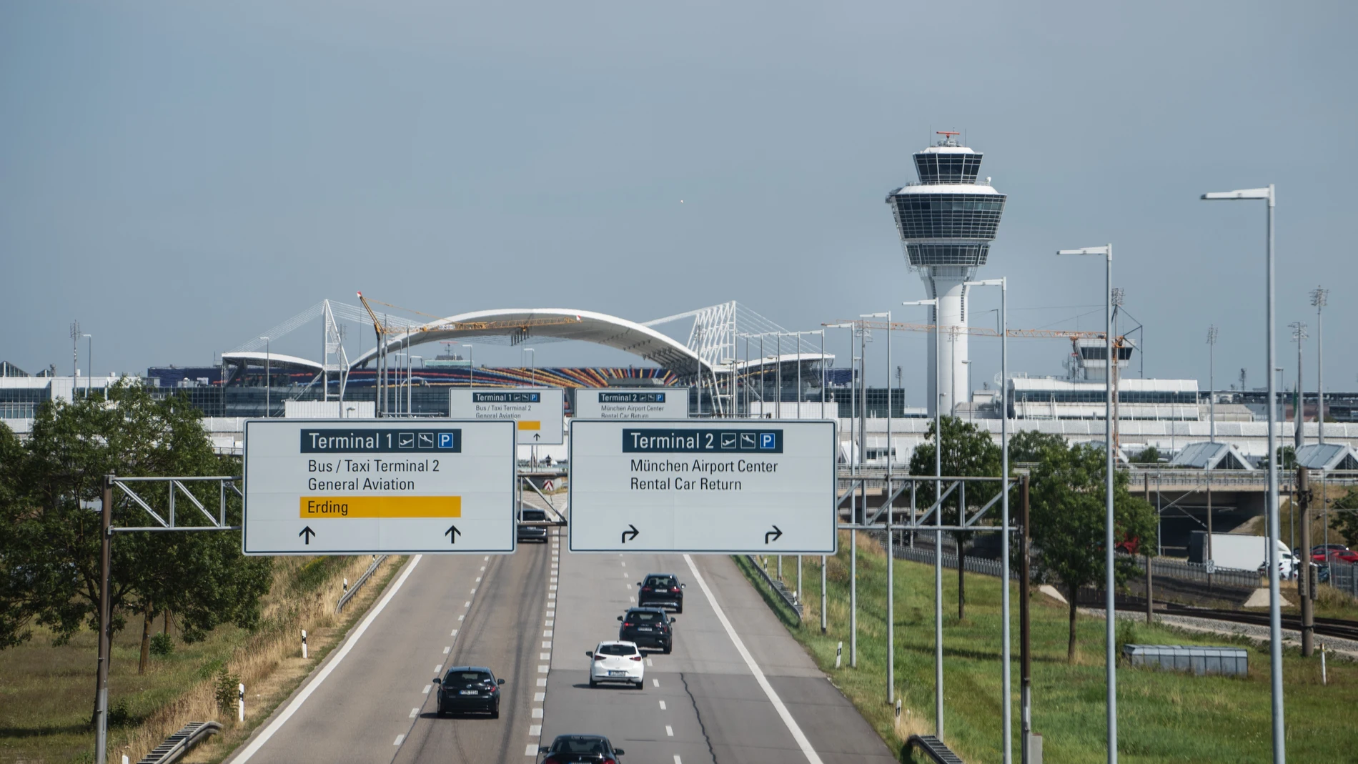 (Foto de ARCHIVO) August 14, 2024, MüNchen, Bayern, Deutschland: Der Flughafen München vor dem Protest. Am 14. August 2024 protestierten sechs Aktivist*innen der Letzen Generation am Flughafen in München, Deutschland in Solidarität mit der Aktion''Oil kills''. Die Aktivist*innen schütten Schwarz gefärbtes Wasser auf den Boden, .hatten Schilder und Banner zum Thema ÖL tötet dabei. Sie skandierten Sprüche und hielten Ansprachen gegen das Fliegen. -- Munich Airport before the protest. On Aug...