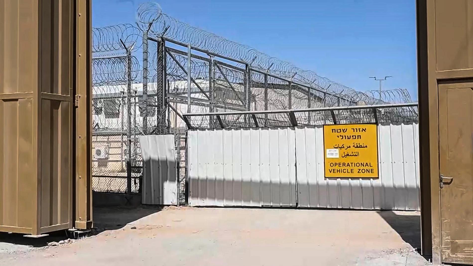 PRISIÓN DE SAHARONIM (ISRAEL), 03/10/2025.- Captura de video del exterior de la prisión de alta seguridad de Saharonim, en medio del desierto israelí del Neguev, pegada a la frontera de Egipto, que este viernes se ha convertido en un goteo de diplomáticos de al menos 16 países para visitar a sus ciudadanos detenidos cuando navegaban intentando llegar a Gaza. Soportando temperaturas de casi 40 grados recién al arranque del otoño, Saharonim está en medio de un paisaje árido, salpicado de algún ...