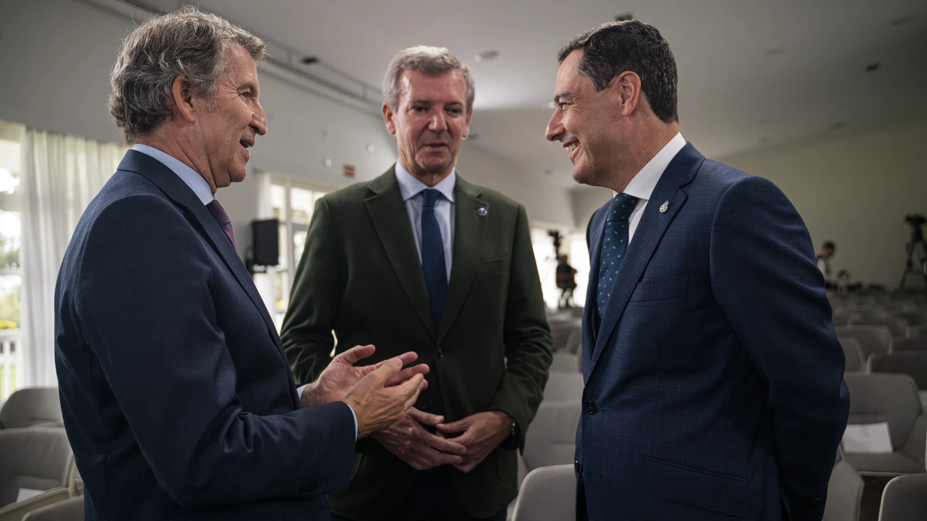 (I-D) El presidente del Partido Popular, Alberto Núñez Feijóo; el presidente de la Xunta de Galicia, Alfonso Rueda; y el presidente de la Junta de Andalucía, Juanma Moreno; durante la segunda jornada del ‘Foro de La Toja - Vínculo Atlántico’ 2025, en el Eurostars Gran Hotel La Toja, a 3 de octubre de 2025, en la Illa de la Toja, Pontevedra, Galicia (España). La séptima edición del 'Foro La Toja - Vínculo Atlántico' se celebra del 2 al 4 de octubre afianzándose un año más como una cita de refe...