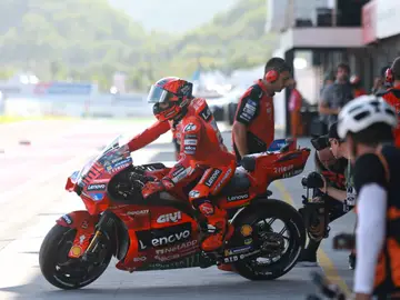 Marc Márquez sale de boxes en Mandalika MANDALIKA (Indonesia), 03/10/2025.- MotoGP Ducati Lenovo Team rider Marc Marquez of Spain in action during free practice sessions at the Motorcycling Grand Prix of Indonesia at Mandalika Circuit in Indonesia, 03 October 2025. (Motociclismo, España) EFE/EPA/ADI WEDA