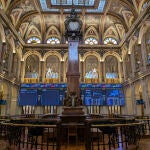 La bolsa sube el 0,57 % y registra otro máximo anual cerca de 15.600 puntos