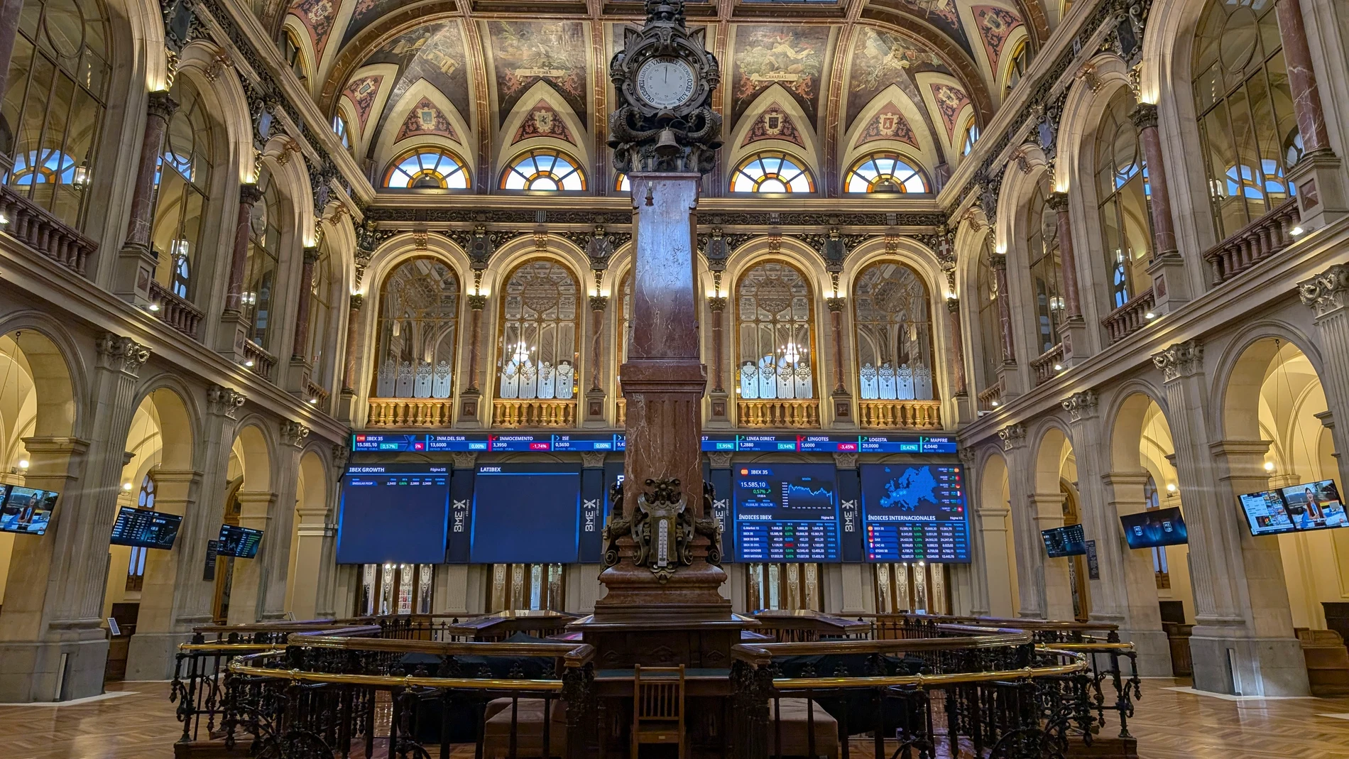 MADRID, 03/10/2025.- La Bolsa española ha subido el 0,57 % este viernes y ha conquistado otro máximo anual cerca de 15.600 puntos animada por el avance de Wall Street, según datos del mercado. El índice de referencia de la Bolsa española ha ganado 88,9 puntos, ese 0,57 %, hasta 15.585,1 puntos, nuevo máximo anual de cierre y nivel de diciembre de 2007. En la semana sube el 1,53 % y en el año se revaloriza el 34,41 %. EFE/ Vega Alonso