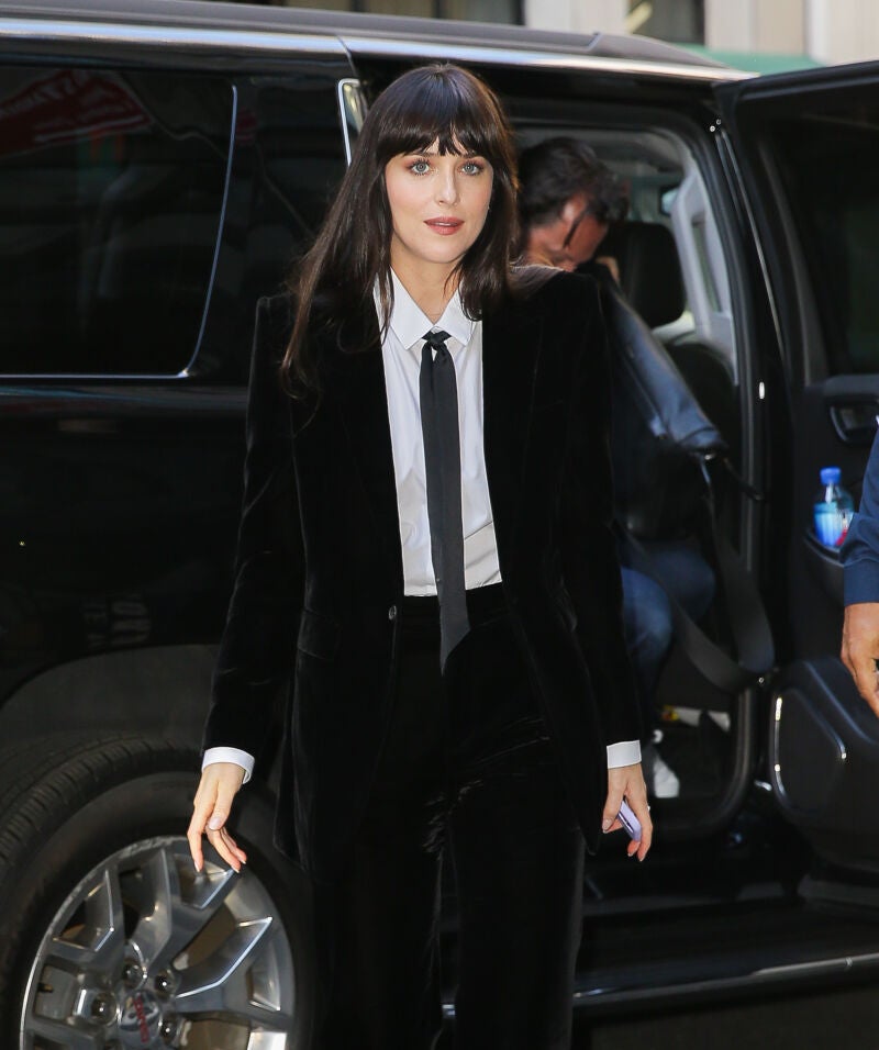 Dakota Johnson con look ejecutivo.