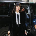 Dakota Johnson con look ejecutivo. Dakota Johnson con look ejecutivo.