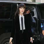 Dakota Johnson con look ejecutivo.