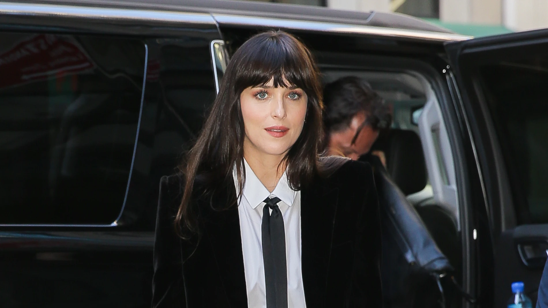 Dakota Johnson con look ejecutivo.