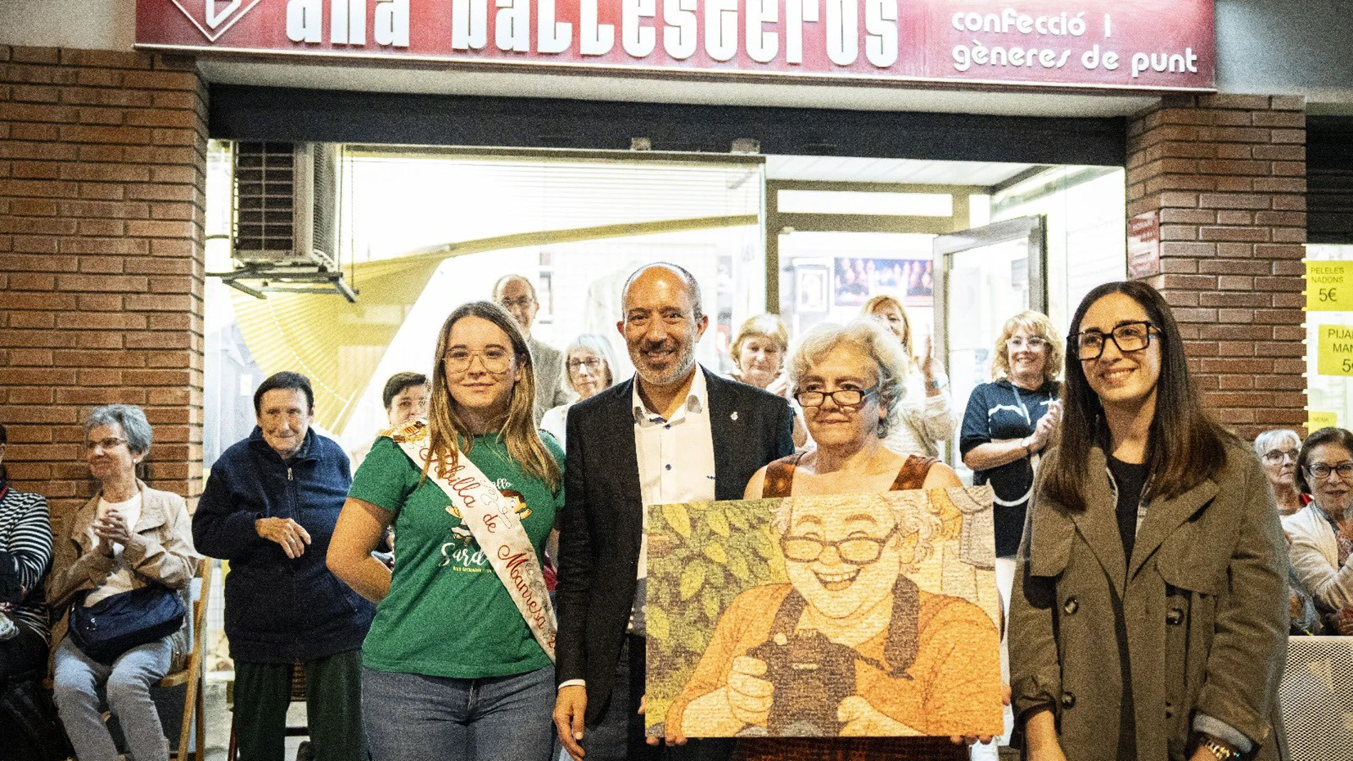 Cierra una tienda de toda la vida tras 60 años en Manresa y los vecinos le dedican esta espectacular despedida a la propietaria