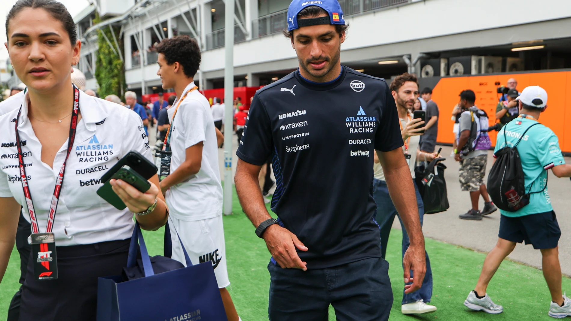 SINGAPORE (Singapore), 03/10/2025.- Williams driver Carlos Sainz Jr of Spain (C) arrives for a free practice session ahead of the Formula One Singapore Grand Prix in Singapore, 03 October 2025. The 2025 Singapore Grand Prix will be held at the Marina Bay Street Circuit on 05 October. (Fórmula Uno, España, Singapur) EFE/EPA/FAZRY ISMAIL
