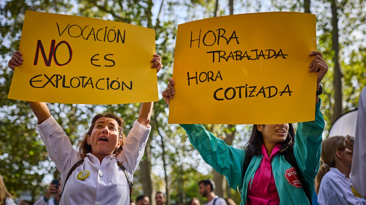 Los sindicatos médicos celebran "el masivo seguimiento" de la huelga contra el Estatuto de Mónica García