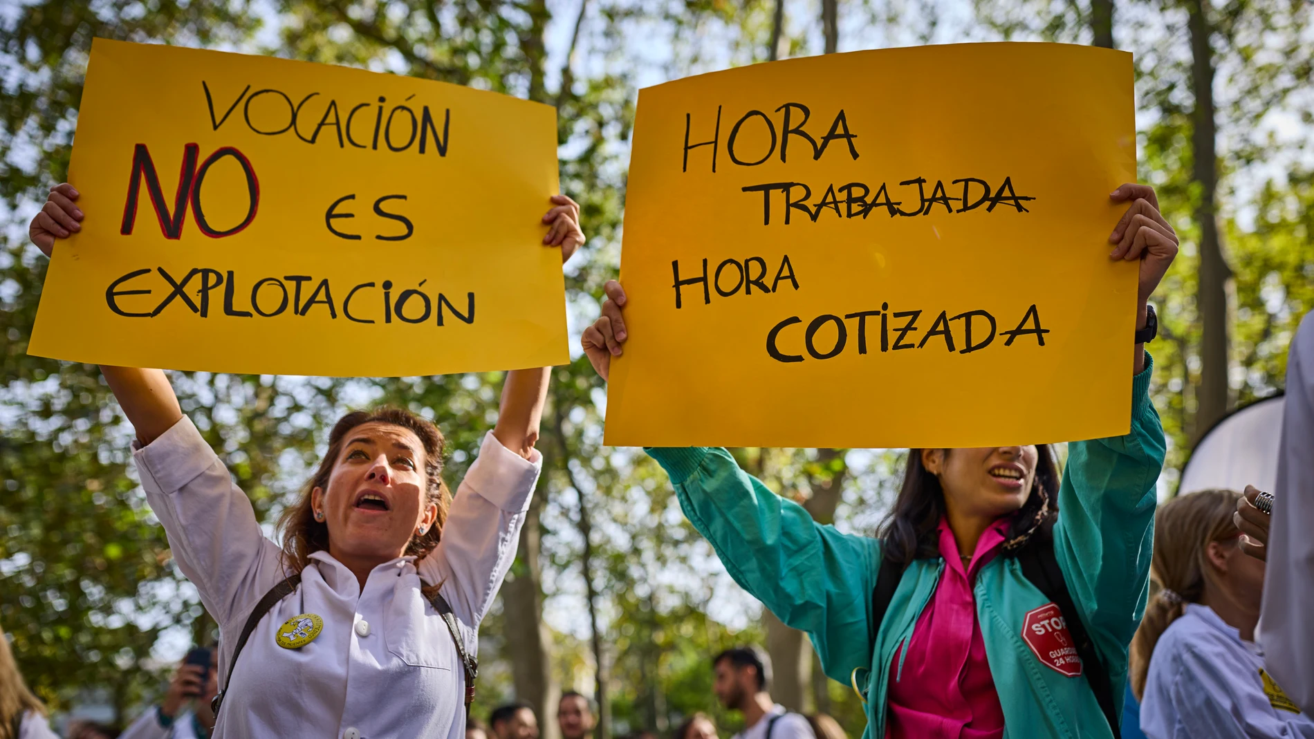 Manifestación de los médicos del Sistema Nacional de Salud durante la segunda huelga este viernes en Madrid para protestar por la propuesta del Ministerio de Sanidad para reformar el Estatuto Marco que regula las condiciones laborales de los profesionales sanitarios. © Alberto R. Roldán / Diario La Razón. 03 10 2025.