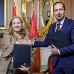 La alcaldesa de Burgos, Cristina Ayala, y el director del Centro de Transportes de Burgos, Juan Carlos Martín, suscriben un convenio de colaboración entre el Ayuntamiento y Logística Multimodal Castilla y León