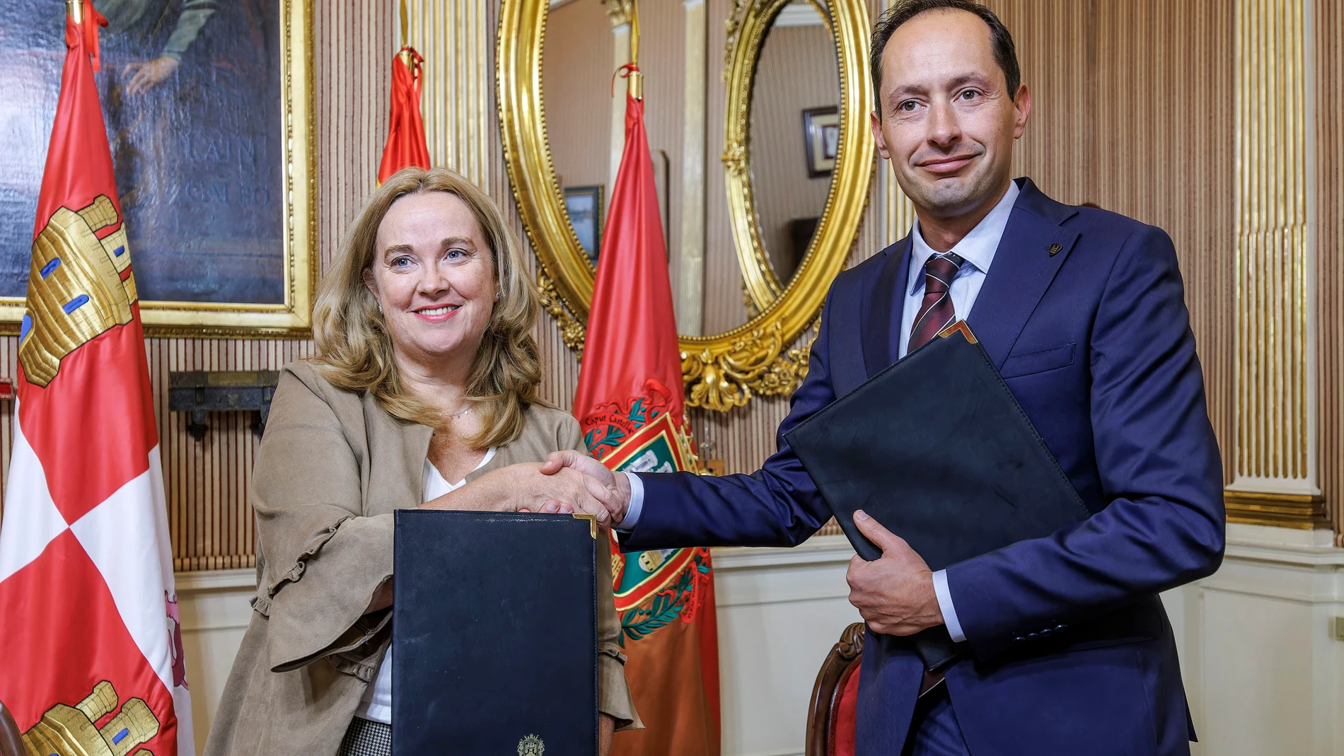 La alcaldesa de Burgos, Cristina Ayala, y el director del Centro de Transportes de Burgos, Juan Carlos Martín, suscriben un convenio de colaboración entre el Ayuntamiento y Logística Multimodal Castilla y León