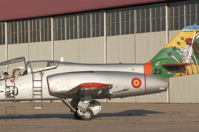 Así vuela, después de casi 50 años de servicio, uno de los últimos CASA C-101 aún en uso en las Fuerzas Aéreas de España Así vuela, después de casi 50 años de servicio, uno de los últimos CASA C-101 aún en uso en las Fuerzas Aéreas de España