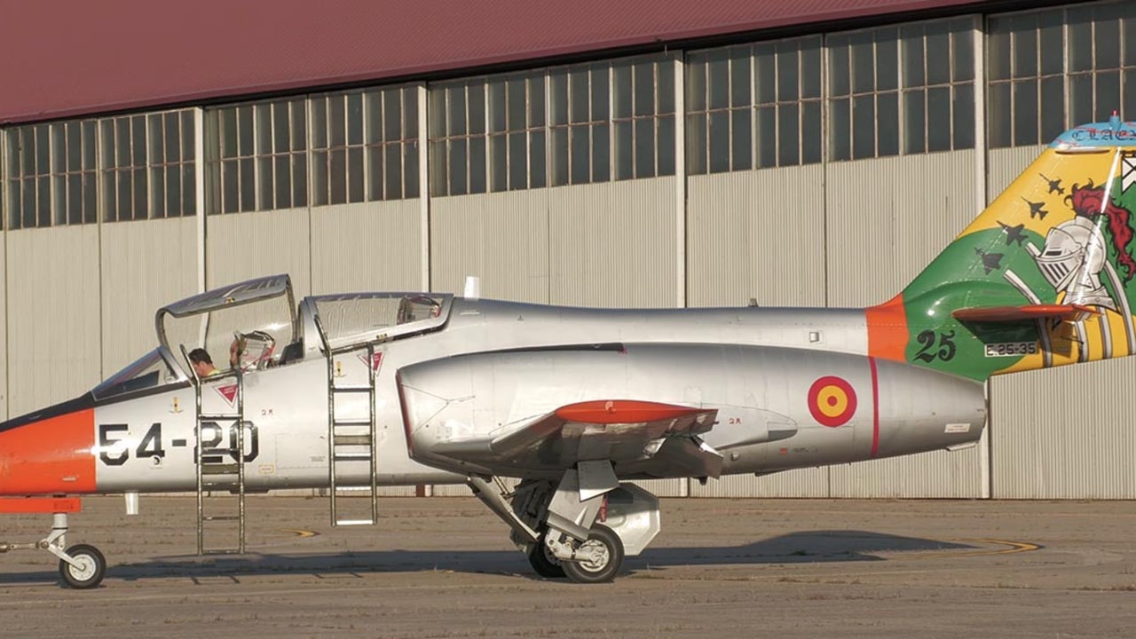 Así vuela, después de casi 50 años de servicio, uno de los últimos CASA C-101 aún en uso en el Ejército del Aire de España