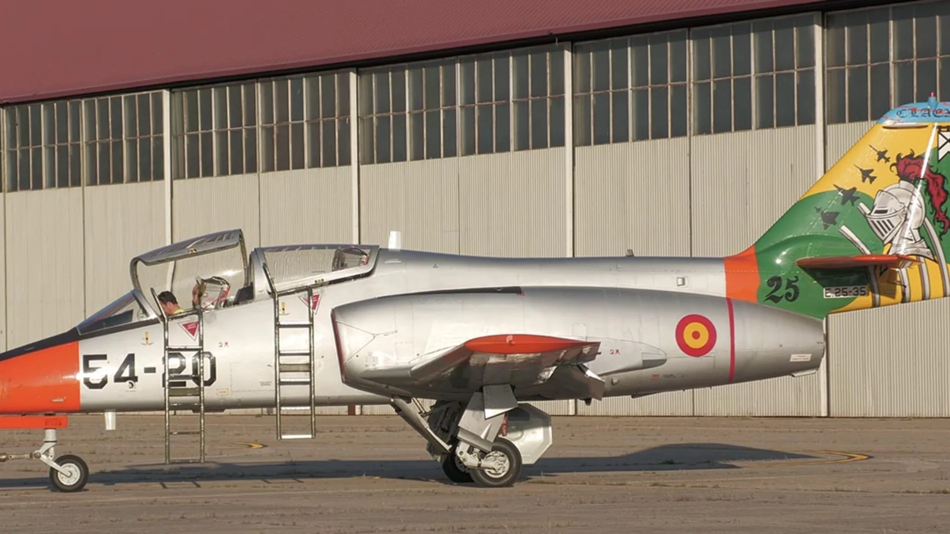 Así vuela, después de casi 50 años de servicio, uno de los últimos CASA C-101 aún en uso en las Fuerzas Aéreas de España