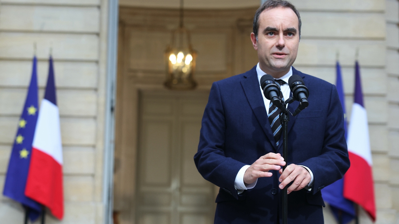 Dimite el primer ministro de Francia horas después de presentar su nuevo gobierno